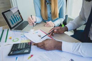 Equipe realiza as rotinas financeiras, que complementam as rotinas contábeis de uma empresa