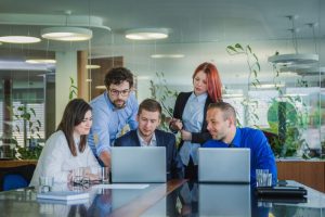 Equipe de trabalho realiza a gestão eficiente de SSMA