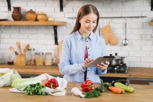 Mulher aprende como economizar no vale-alimentação na compra do mercado e garante uma alimentação saudável 