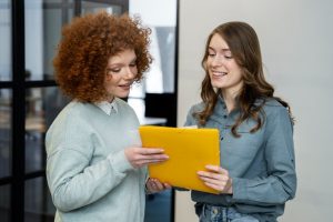 Mulheres fazem parte do processo seletivo da empresa usando HRIS