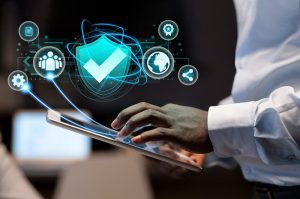  Homem digita em tablet com ícones de proteção sobre ele, indicando a segurança da conectividade social ICP
