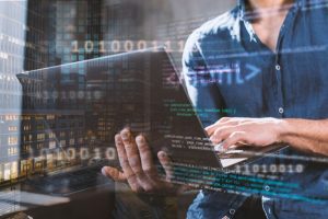 Homem faz a integração entre sistemas de RH com o HRIS