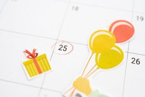 Calendário com dia 25 assinalado, simbolizando a data de um aniversário e o day off do aniversariante