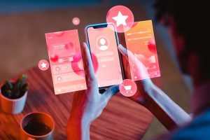 Cliente acessa interface de app melhorada depois de processo de design thinking