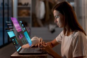 Mulher acessa sua ferramenta de admissão digital e verifica as funcionalidades