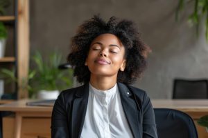 Close no rosto de uma profissional relaxada, trabalhando aplicando o conceito de work-life balance
