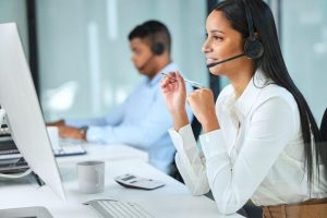 Mulher atendendo ao cliente com qualidade no call center depois de um Ciclo PDCA