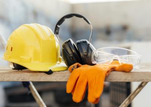 Capacete, protetor ocular, luvas e protetor auricular representam práticas de SSMA