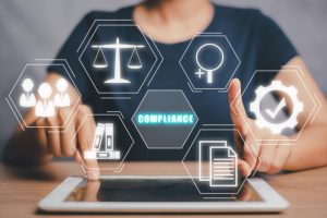 Mulher mexe com tablet e diversos ícones estão sobre ele, demonstrando a importância das projeções financeiras para compliance

