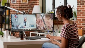 Funcionária realiza consulta periódica de PCMSO via telemedicina
