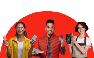 Três pessoas carregam cartões da Ticket
