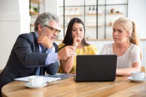 Homem baby boomer trabalhando ao lado de jovens da geração y
