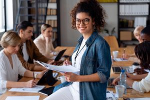 Líder em sala de reunião faz gestão estratégica de pessoas com sua equipe