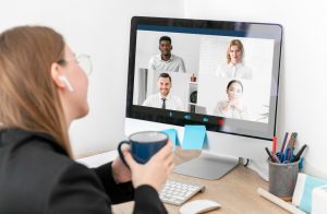  Mulher participa de processo de recrutamento inteligente online depois de ser captada por inbound recruiting
