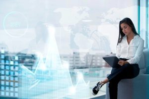 Mulher acessa laptop e diversas ilustrações futuristas aparecem na janela da empresa mostrando as ferramentas tecnológicas disponíveis no recrutamento misto 