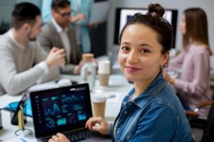 Mulher usa tecnologia para desenvolver a analisar indicadores de recrutamento e seleção 