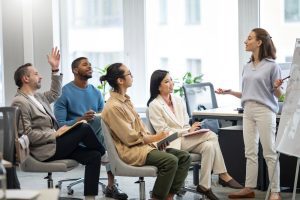 Equipe de trabalho participando de formação continuada, que é um dos pilares da gestão estratégica de pessoas
