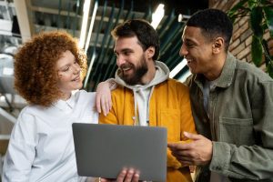 Funcionários da geração y trabalhando juntos e conversando animadamente