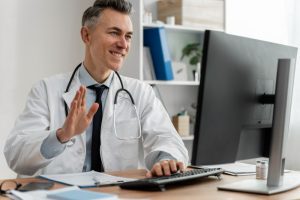  Médico realiza algumas etapas do ASO por videoconferência