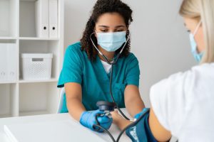 Médica do trabalho realiza ASO periódico em colaboradora