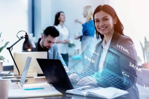 Mulher usa computador no trabalho e ícones tecnológicos estão em primeiro plano, simbolizando tecnologias para criar um job description