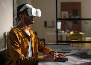 colaborador faz treinamento online usando VR e gameficação
