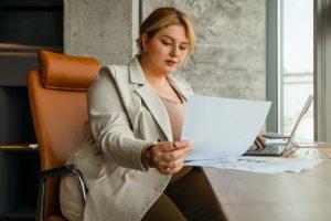 Mulher sentada à mesa do escritório faz teste de integridade
