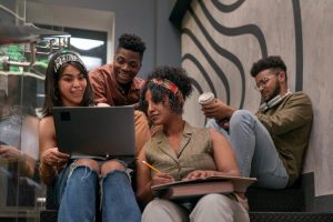 Jovens da geração Z coexistem no ambiente profissional
