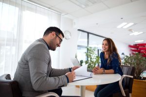 Dois profissionais de recrutamento analisam e conversam sobre um plano eficiente de inbound recruiting para implementar na empresa