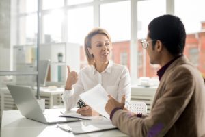 Profissional de RH dá feedback para colaborador com perfil executor