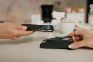 usuario realizando pagamento por aproximação