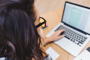 Mulher responde à pesquisa de satisfação no seu notebook 