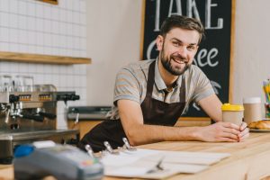 Homem dono de cafeteria simboliza a importância do CNAE para a economia brasileira