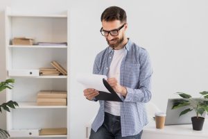 um homem com perfil planejador analisa relatório
