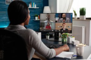 Mulher conduz reunião de trabalho de modo online