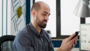 Homem responde a pesquisa de satisfação via aplicativo de celular