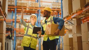 Dupla de trabalho em centro de distribuição com certificado de qualidade