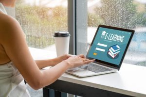 Mulher realiza e-learning em seu notebook para o desenvolvimento de soft skills