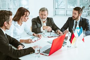 um homem com perfil planejador em reunião com colegas
