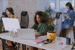 Pessoas trabalhando em ambiente profissional simbolizando as aplicações do teste de personalidade no ambiente de trabalho