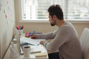 Homem faz o planejamento do roadmap de acordo com suas metas e objetivos