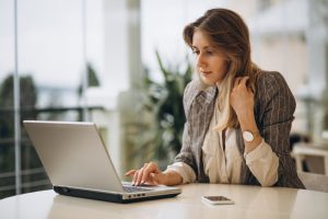 Empresária acessando o CNAE de sua empresa