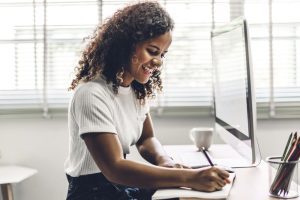 Mulher avalia as operações da sua empresa para enquadrá-las no CNAE