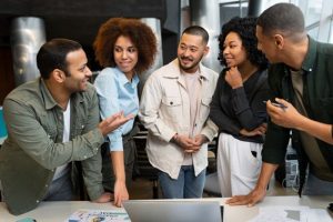 Colaboradores engajados conversam animadamente demonstrando fit cultural com a empresa