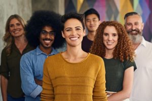 Colaboradores de uma empresa com diversas raças demonstrando fit cultural e diversidade