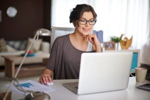 Mulher trabalha em seu computador desenvolvendo onboarding baseado em fit cultural