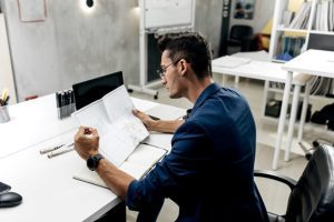 Homem faz teste técnico sentado à mesa de trabalho, mostrando a diferença para os testes psicológicos