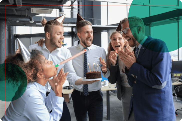  trabalhadores comemorando juntos na confraternização do trabalho 