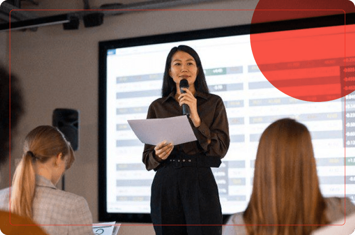  uma mulher apresenta conteúdo com boa oratória para colaboradores 