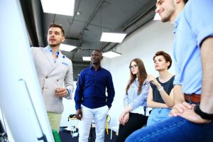 equipe realiza treinamento para melhorar as relações laborais